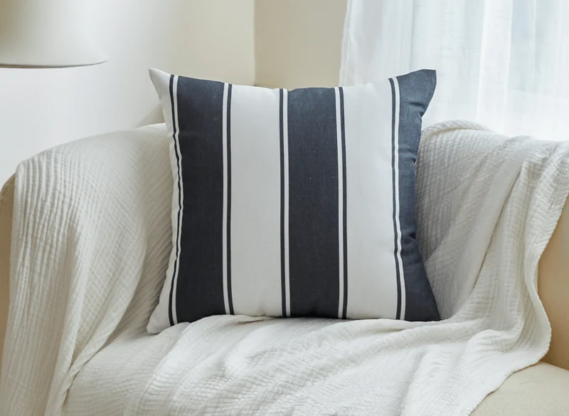 Coussin à larges rayures blanches et noires 50x50 cm PRAIA