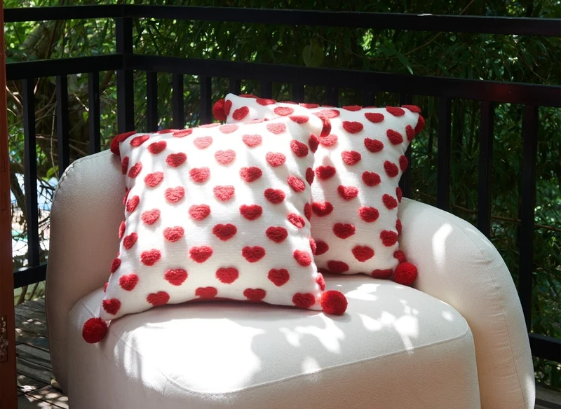 Coussin blanc à coeur rouge 45x45 cm SADEN