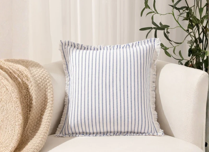 Coussin blanc à rayures bleu clair 45x45 cm TALINA