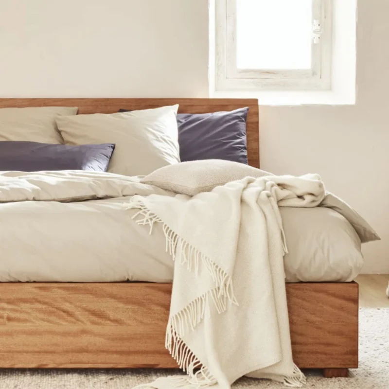 Lit coffre KIPLI Luca 180x200 cm en bois massif sans tête de lit