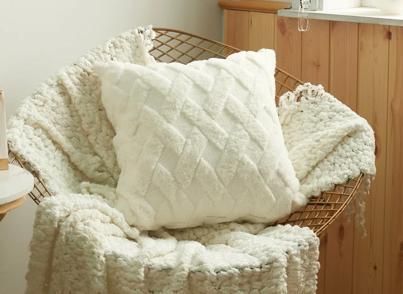 Coussin carré 45x45 cm en tissu à poils effet graphique beige MADALA