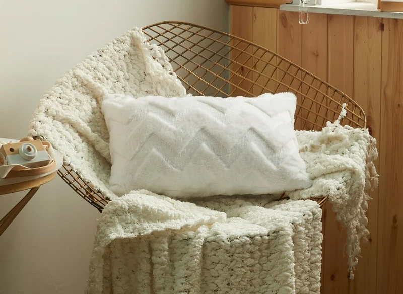 Coussin rectangulaire 50x30 cm en tissu doux motif chevron blanc HARRY